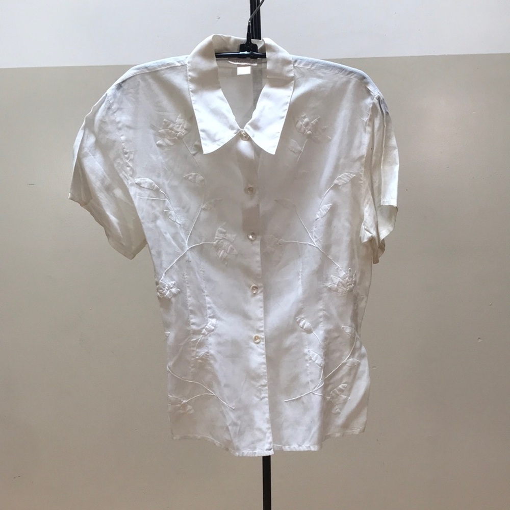 Women’s collared sheer white button up short sleeve shirt embroidered flowers